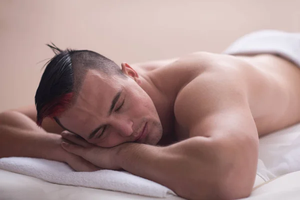 Hombre descansando en el centro de masajes spa — Foto de Stock