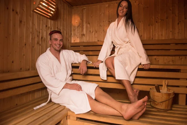 Couple relaxant dans le sauna — Photo