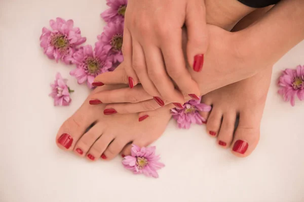 Weibliche Füße und Hände im Wellness-Salon — Stockfoto