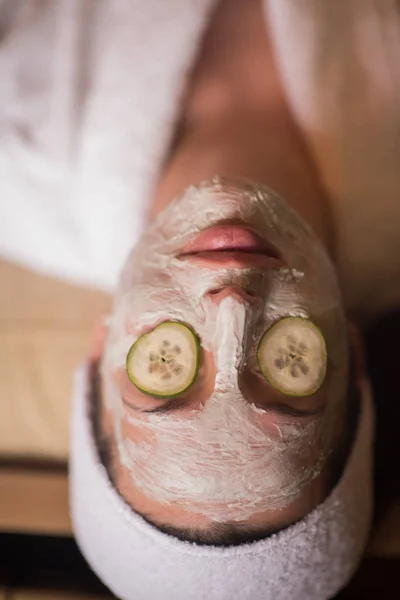 Mulher está recebendo máscara de barro facial no spa — Fotografia de Stock