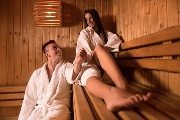 Casal relaxante na sauna — Fotografia de Stock