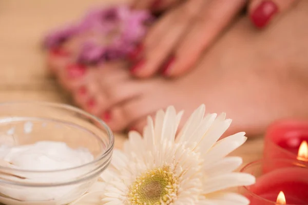 Pés femininos e mãos no salão de spa — Fotografia de Stock