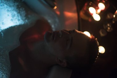 adam Jakuzi ve rahatlatıcı