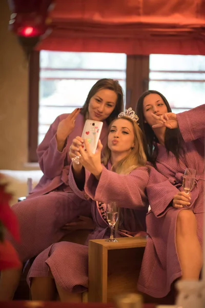 Meisjes doen selfy op partij — Stockfoto