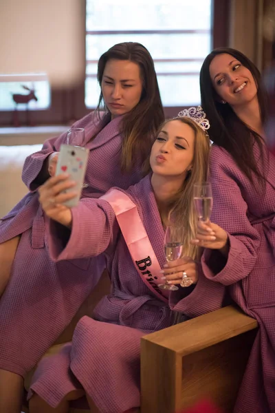 Chicas haciendo Selfy en la fiesta — Foto de Stock