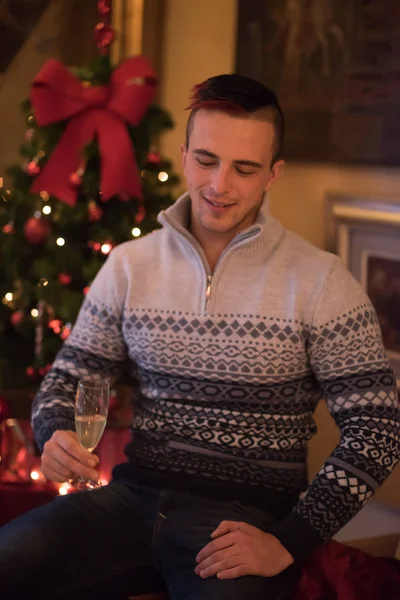 Vrolijke man met glas champagne — Stockfoto