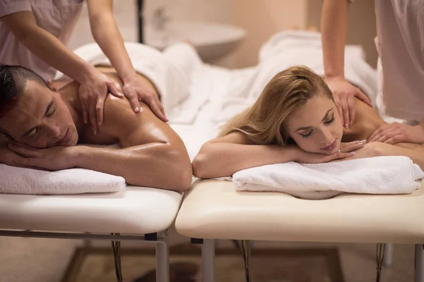 Casal recebendo uma massagem nas costas — Fotografia de Stock