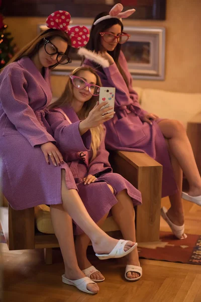 Dziewczyny robi Selfy na imprezie — Zdjęcie stockowe