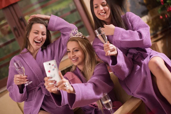 Dziewczyny robi Selfy na imprezie — Zdjęcie stockowe
