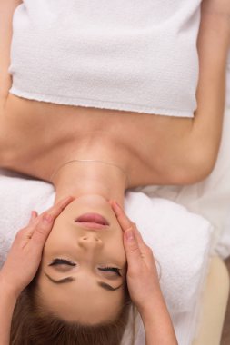 kadın baş masajı alma