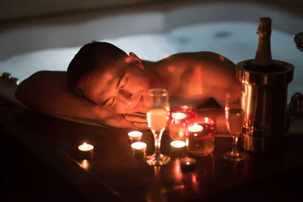 Homem relaxante em jacuzzi — Fotografia de Stock