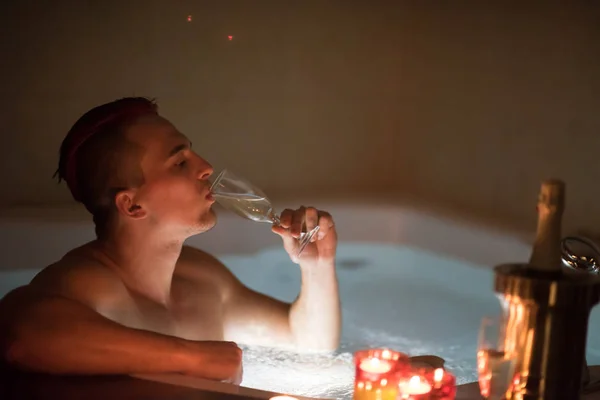 Człowiek, relaksując się w jacuzzi — Zdjęcie stockowe