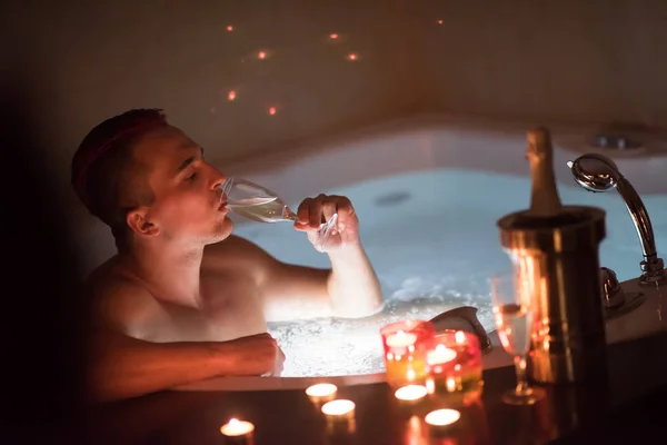 Człowiek, relaksując się w jacuzzi — Zdjęcie stockowe