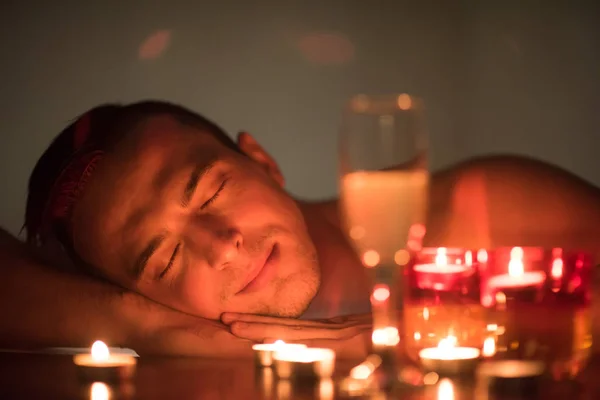 Człowiek, relaksując się w jacuzzi — Zdjęcie stockowe