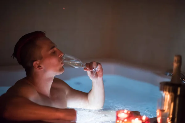 Człowiek, relaksując się w jacuzzi — Zdjęcie stockowe