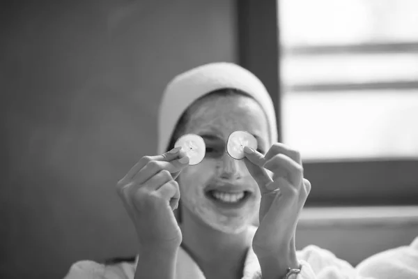 Mujer está recibiendo máscara de arcilla facial en el spa —  Fotos de Stock