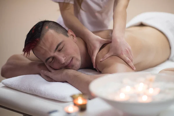 Jonge man met een rugmassage — Stockfoto