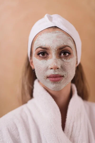 Spa Mulher aplicando máscara facial — Fotografia de Stock