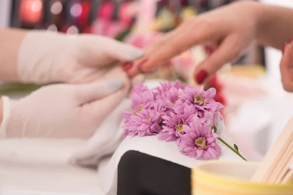 Vrouwelijke handen die een manicure krijgen — Stockfoto