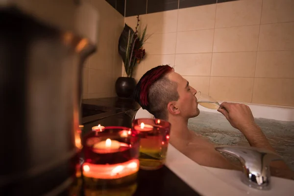 Homme relaxant dans le jacuzzi — Photo