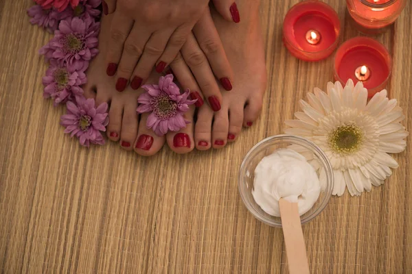 Foto Close Umas Pernas Femininas Mãos Salão Spa Pedicure Procedimento — Fotografia de Stock