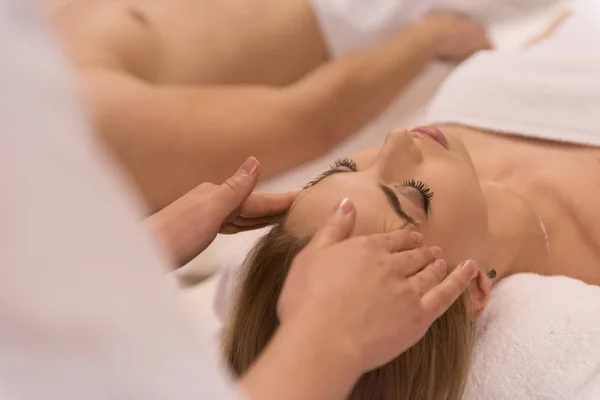 Mulher recebendo massagem na cabeça — Fotografia de Stock