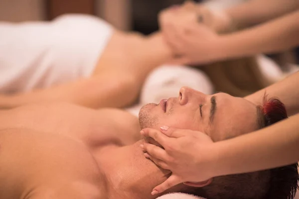 Casal desfrutando de massagem na cabeça no spa — Fotografia de Stock