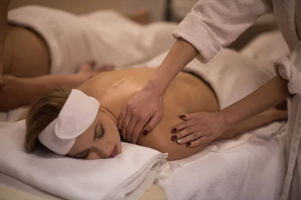 Casal recebendo uma massagem nas costas — Fotografia de Stock