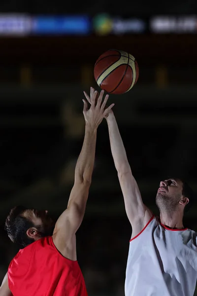 Basketbalspelers in actie — Stockfoto