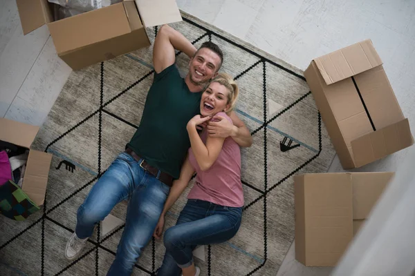 Blick von oben auf attraktives junges Paar — Stockfoto