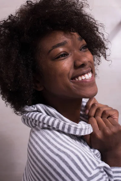 Bela mulher negra vestindo roupão de banho — Fotografia de Stock