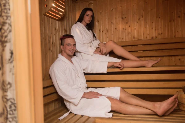 Casal relaxante na sauna — Fotografia de Stock
