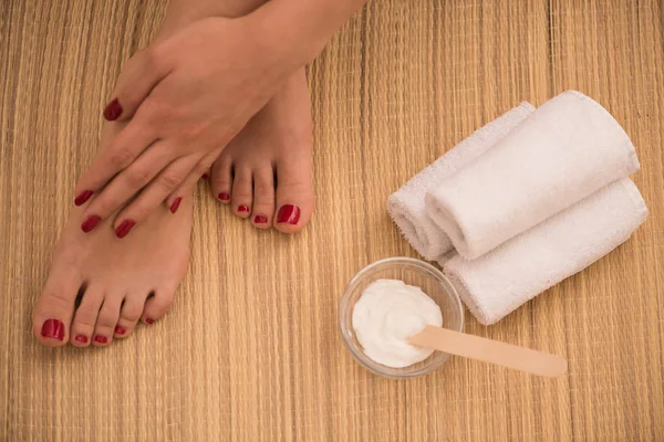 Weibliche Füße und Hände im Wellness-Salon — Stockfoto