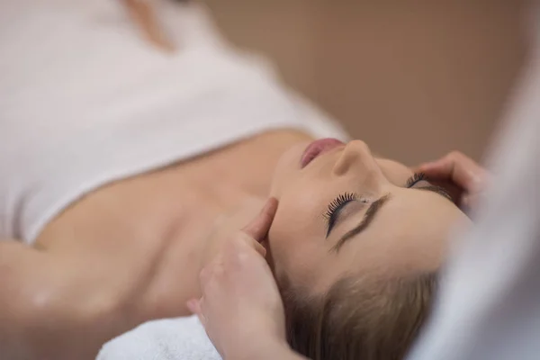 Mulher recebendo massagem na cabeça — Fotografia de Stock