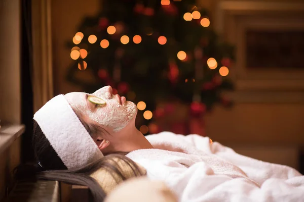 Mujer está recibiendo máscara de arcilla facial en el spa —  Fotos de Stock