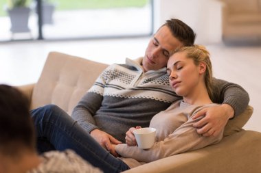 Şömine önünde genç Çift