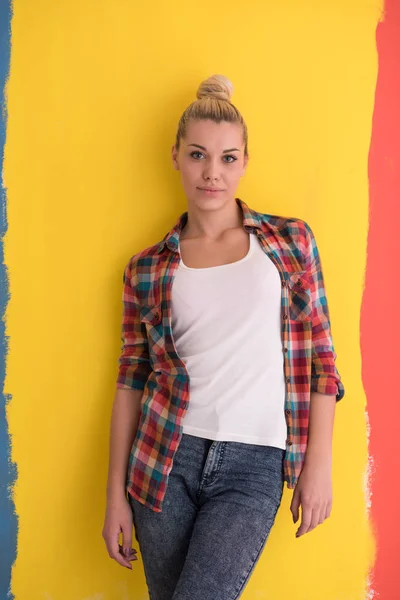 Mujer joven sobre fondo de color — Foto de Stock