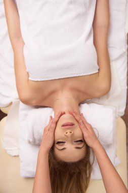 kadın baş masajı alma