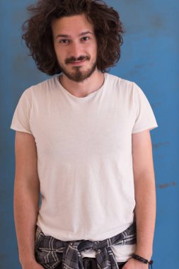 Komik saçlı genç adam 