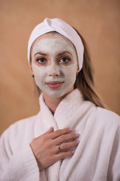 Mujer Spa aplicando Mascara Facial — Foto de Stock