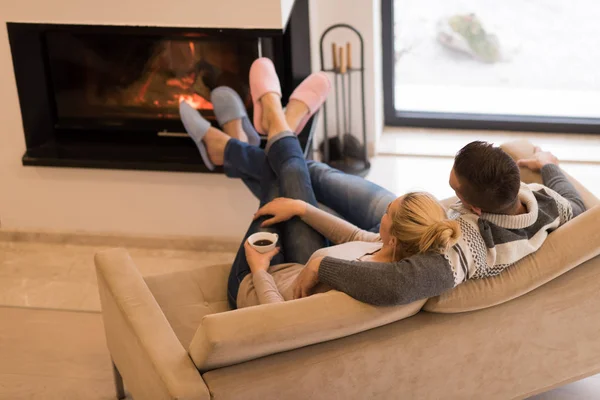 Молода романтична пара сидить на дивані — стокове фото