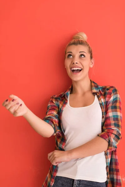 Donna su sfondo di colore gioca con mela — Foto Stock