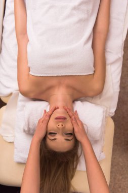 kadın baş masajı alma