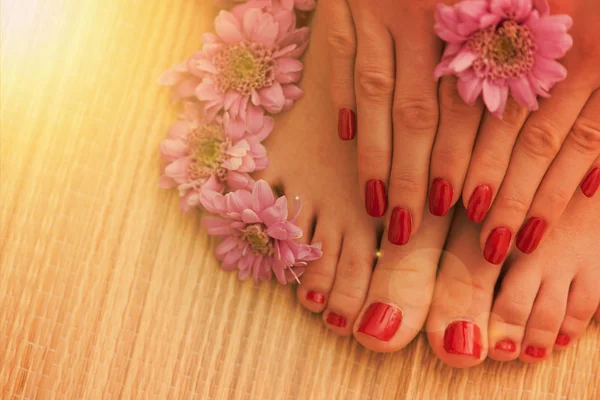 Pieds et mains féminins au salon de spa — Photo