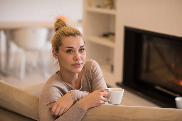 Mulher com caneca perto da lareira — Fotografia de Stock