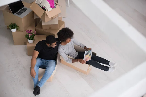African American par leker med förpackningsmaterial — Stockfoto