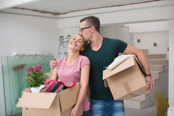 Young couple moving into new home — Stock Photo, Image