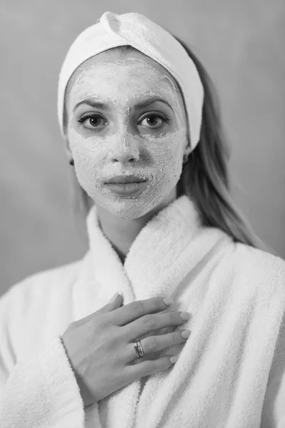 Spa Femme appliquant masque facial — Photo