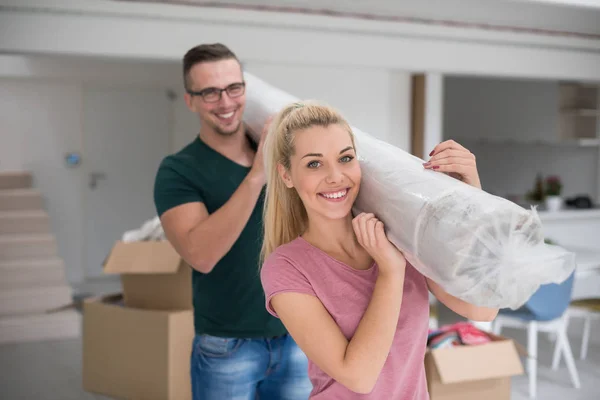 Jong Paar Dragende Tapijt Naar Nieuw Huis Samen — Stockfoto