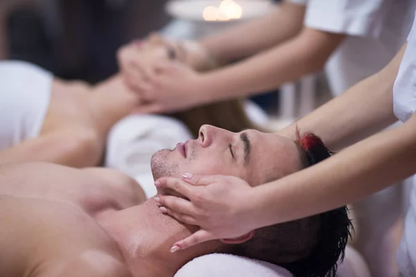 Pareja disfrutando de masaje en el spa —  Fotos de Stock